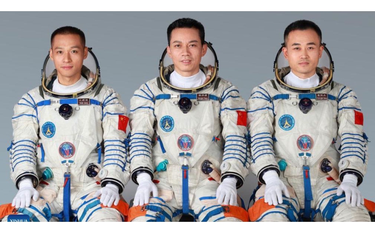 Хятад: Хамгийн залуу бүрэлдэхүүнтэй “Shenzhou-17” хөлгийн багийнхан сансарт хөөрлөө